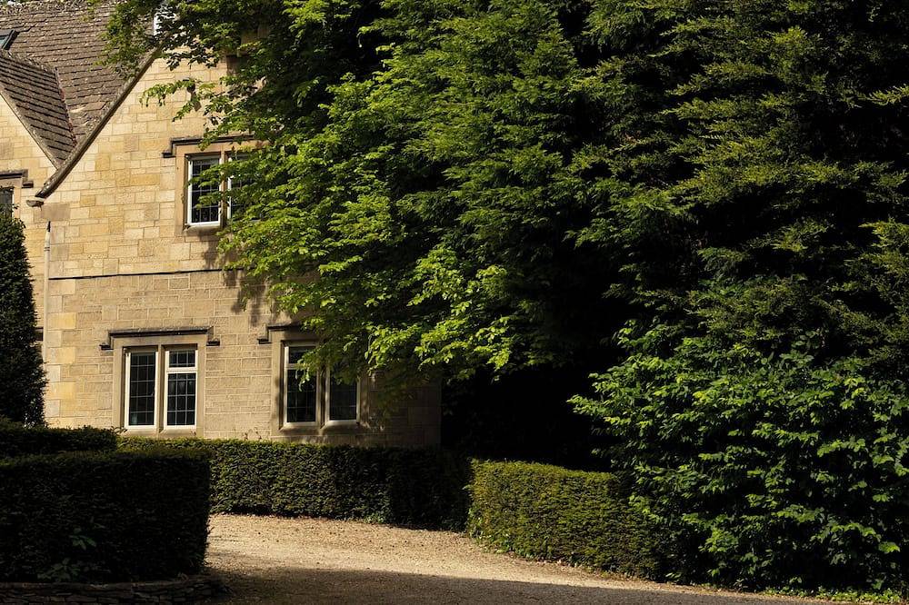 Spacious 5* guest house with private tennis court and beautiful gardens in Cirencester, Gloucestershire