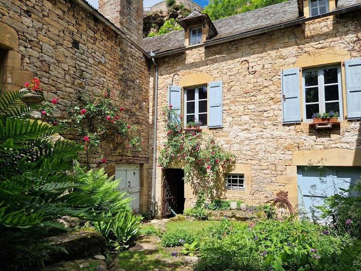 Location de vacances pour 12 personnes, avec piscine et jardin ainsi que jacuzzi et balcon à Bozouls - 3