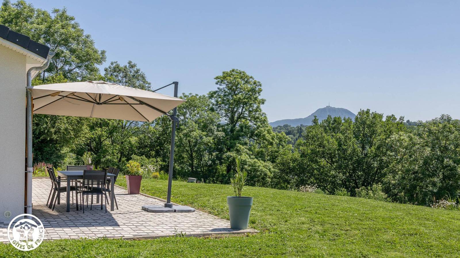 Les Genestoux in Gelles, Parc naturel régional des Volcans d'Auvergne