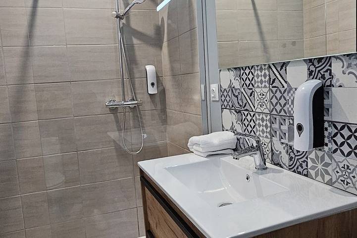 💎 Gîte **** Confort premium – 7 suites, spa privatif & vue cathédrale in Laon, Aisne