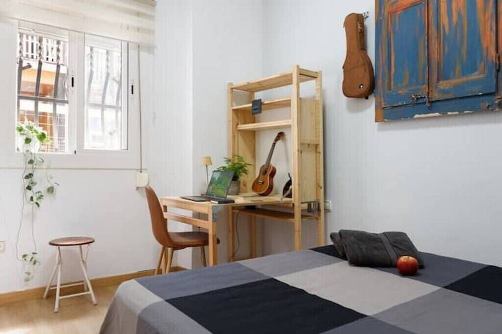 Entire apartment, Nice 1-Bedroom Apartment for 2ppl Steps from Camp Nou! in Barcelona Centre, Barcelona