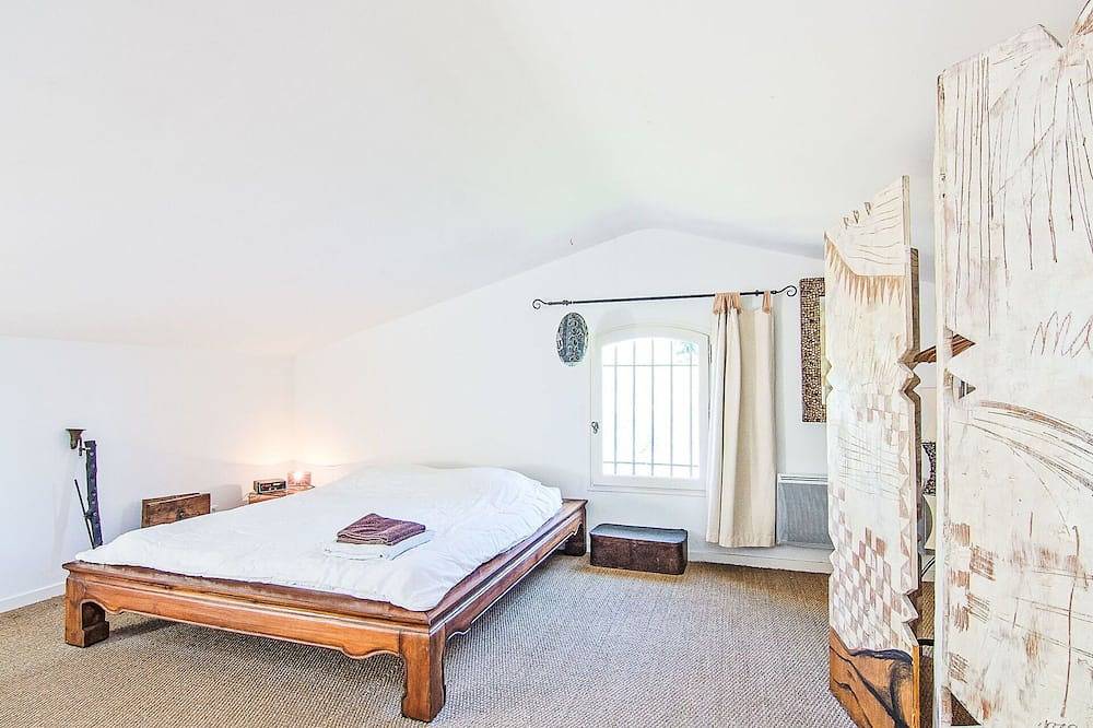 Beautiful private villa for 9 people with private pool, Wifi, Tv, terrace and parking in Cucuron, Parc naturel régional du Luberon