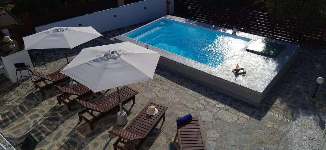 Location de vacances pour 5 personnes, avec vue ainsi que piscine et jardin, adapté aux familles dans Milatos Beach - 3