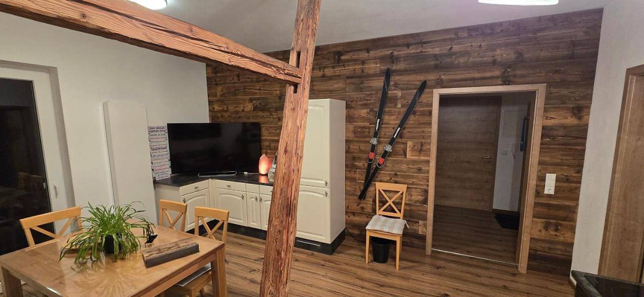 Ganze Wohnung, Gästehaus Hirschstein - Hochwertige Ferienwohnung in sehr ruhiger Lage direkt am Fluss Göltzsch in Reichenbach, Chemnitz und Umgebung
