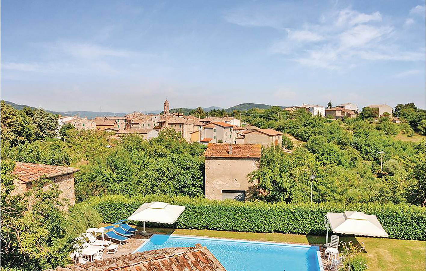 Poolside Retreat met Parkeerplaats & Keuken - Dichtbij Rivier & Restaurant in Monticiano, Provincie Siena