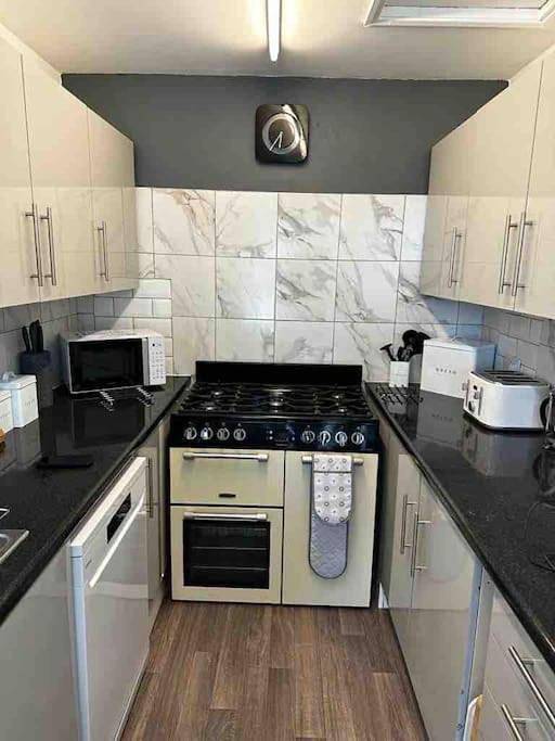 Entire apartment, Netherby Grange Garden Apartment with Sea Views in Colwyn Bay, Conwy region