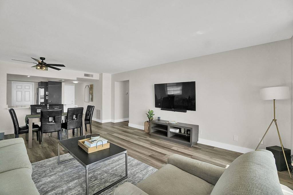 Ganze Wohnung, Wow! Waterfront condo & Boat dock@Palm Beach in Lantana, Palm Beach County