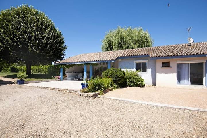 Location de vacances pour 2 personnes, avec Jardin et Piscine dans Saint-Étienne-sur-Chalaronne
