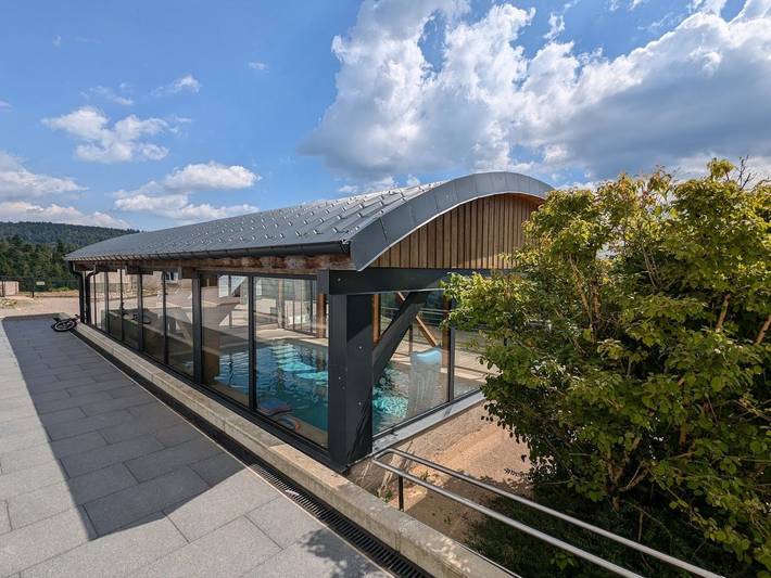 Location de vacances pour 4 personnes, avec Jacuzzi et Terrasse ainsi que Piscine et Sauna dans 