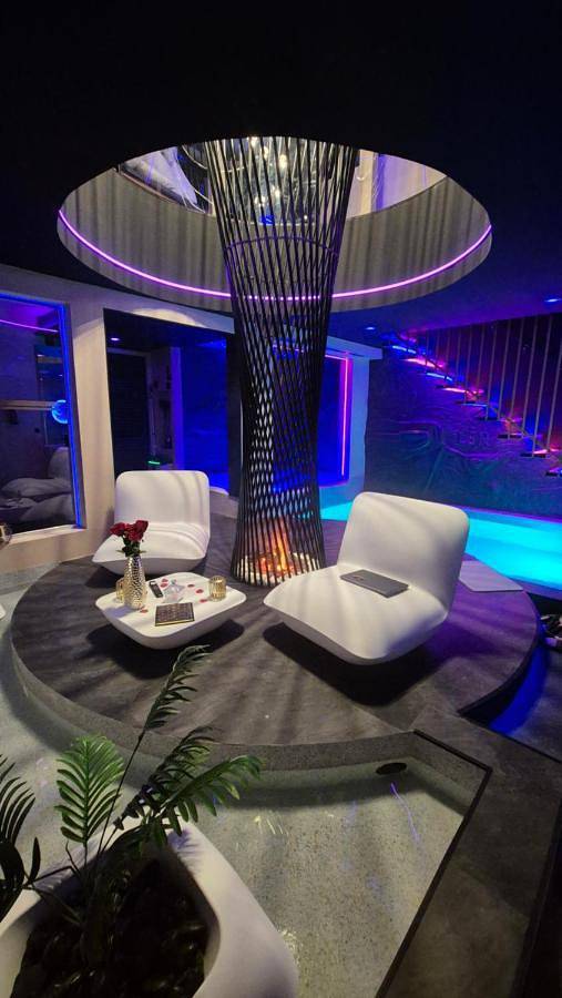 Gîte pour 2 personnes, avec piscine et jacuzzi ainsi que terrasse et sauna à Coursan