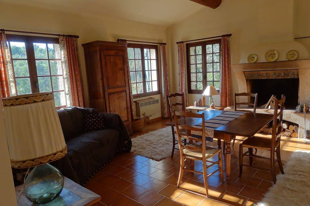 Casa Verena es una hermosa propiedad que rezuma alegría y buen humor...................... ... in Taradeau, Region de Draguignan