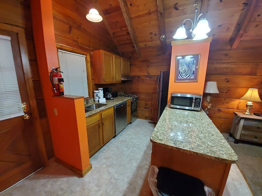 Log Cabin for 4 Guests in Gatlinburg, Sevier County
