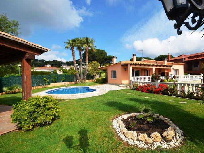 Holiday home for 8 people, with pool and terrace as well as garden, child-friendly in Costa Brava