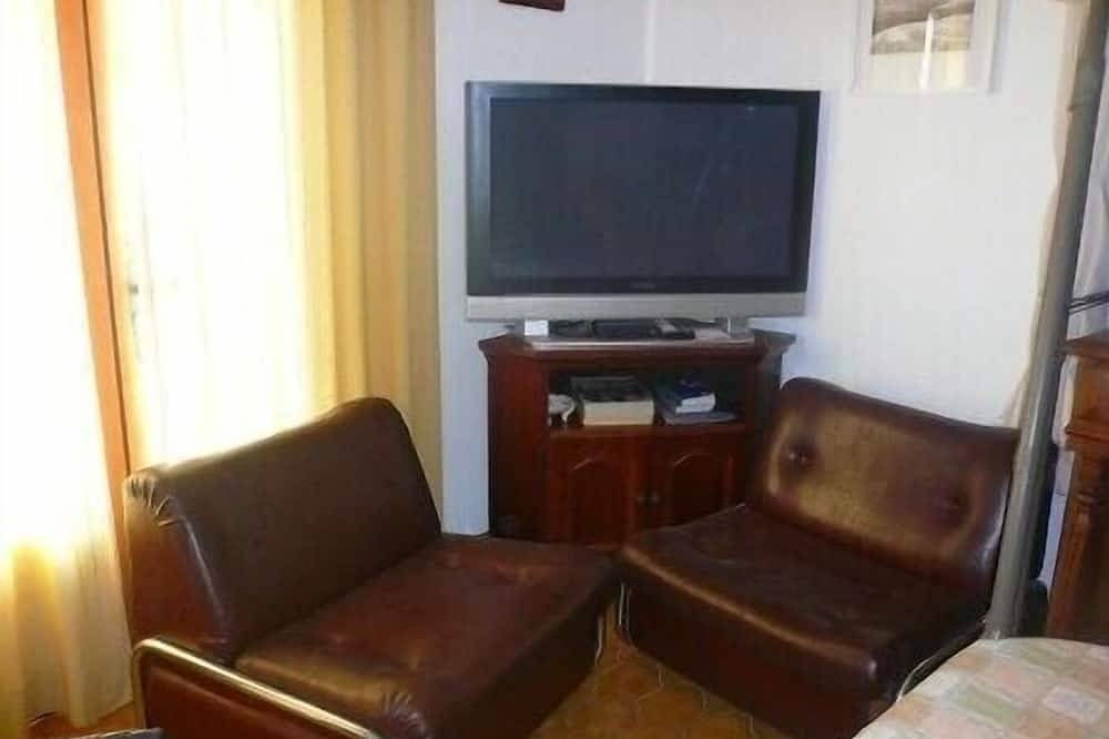 Appartement entier, Appartement ensoleillé avec terrasse, vue sur campagne et piscine privée in Saint-Pargoire, Côte méditerranéenne (France)