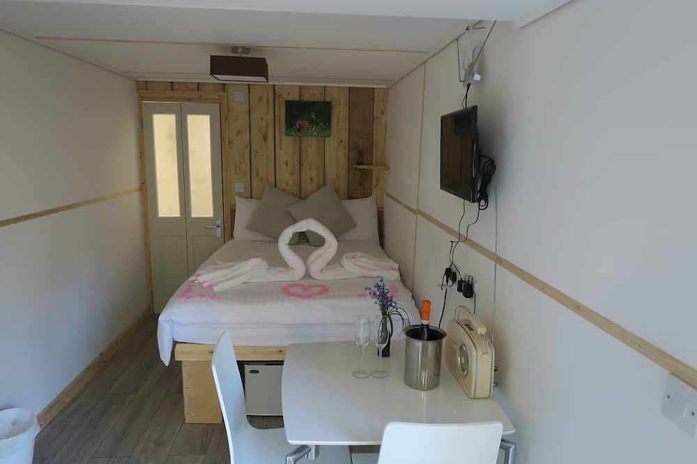 The Old Bread Lorry with hot tub in Surrey