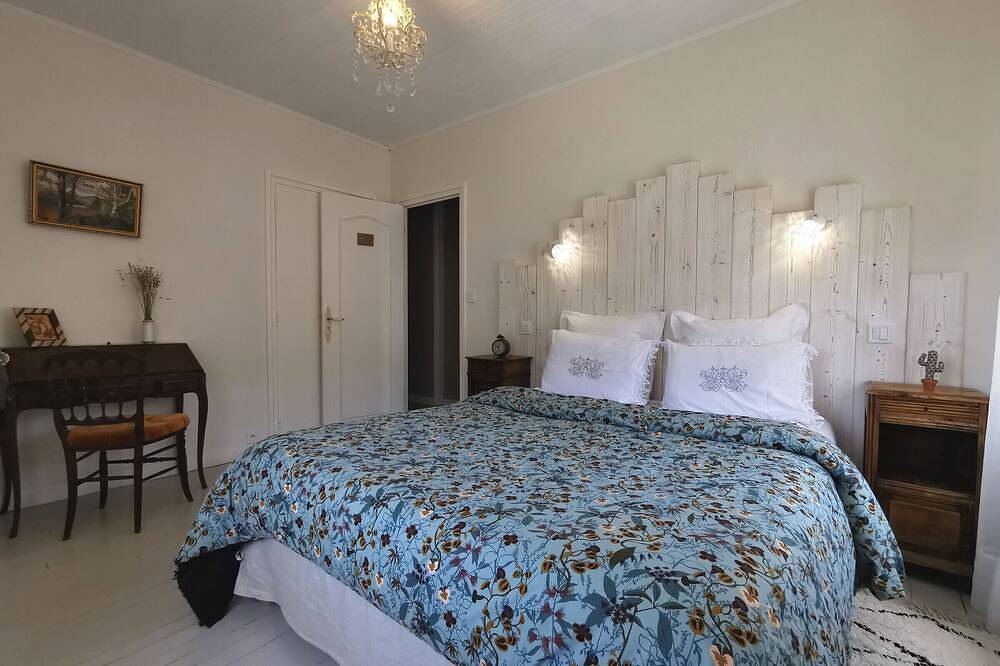 Casa rural tranquila con terraza y se admiten mascotas in Sembadel, Parque Natural Regional Livradois-Forez
