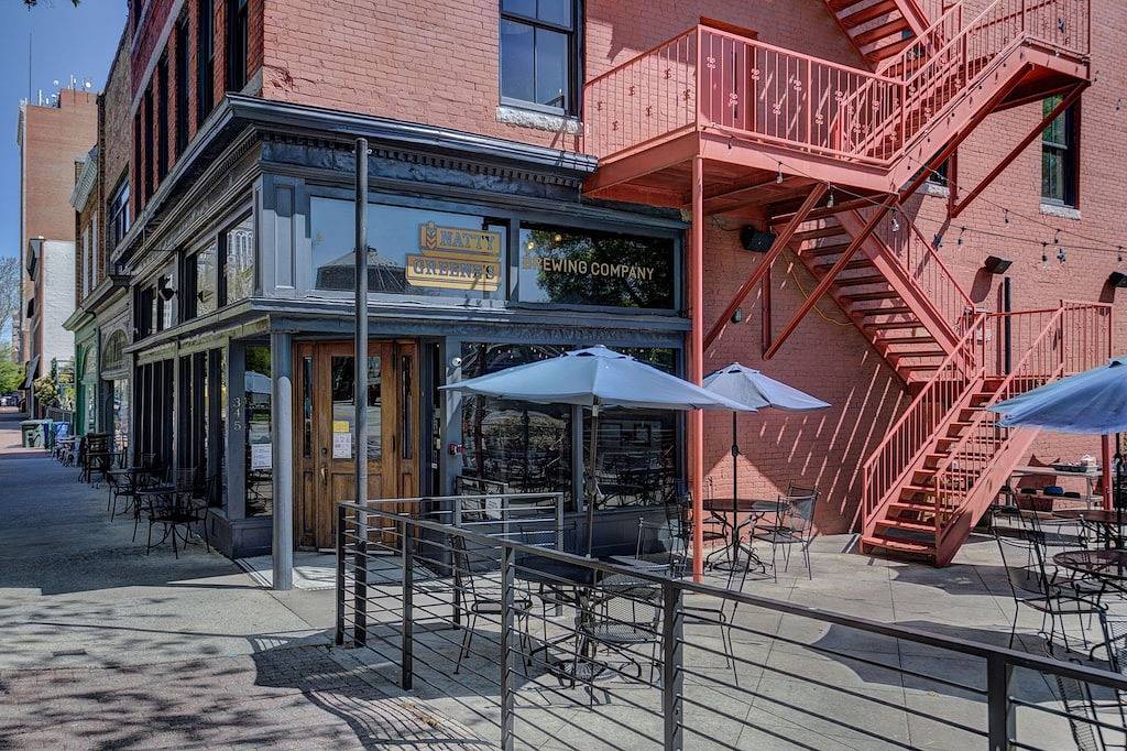Ganze Wohnung, King Bed and Huge Windows in the Heart of Downtown Greensboro in Greensboro, Guilford County