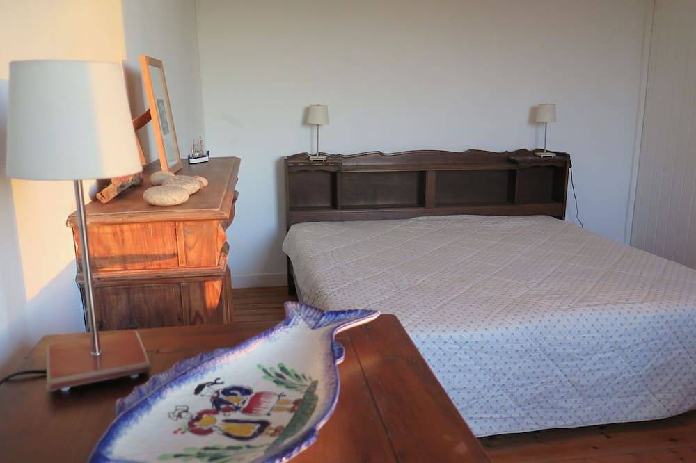 El encanto irresistible de una casa de los años 30 cerca del mar. in Plogoff, Iroise