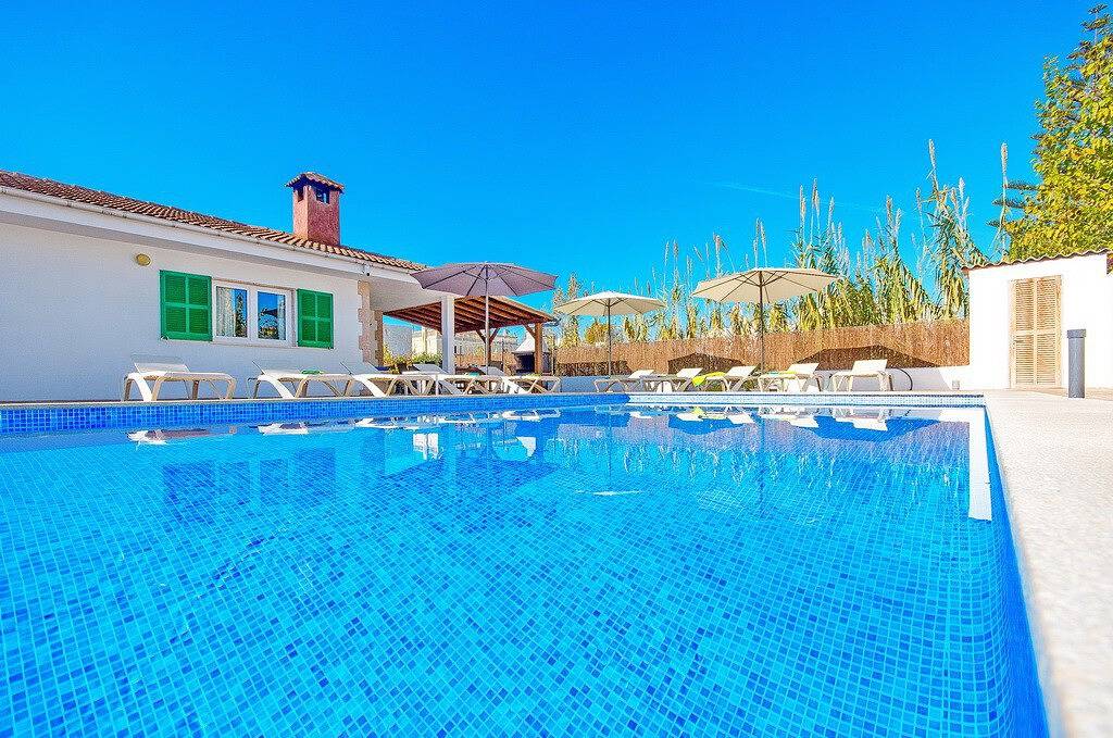 Villa Miquel, großes Ferienhaus mit Pool für 10 Personen an der Playas de Muro in Playa de Muro, Muro