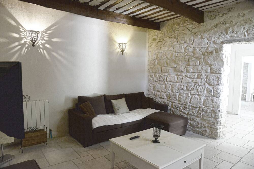 Provencal farmhouse renovated with taste, simplicity and comfort with its large pool in Pernes-les-Fontaines, Vaucluse
