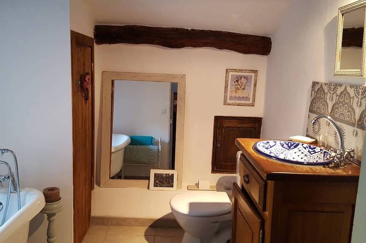 Gemütliches, ländliches 2-Bett-Steinhaus mit Terrasse nur wenige Gehminuten vom Fluss entfernt in Roquebrun, Béziers und Umgebung