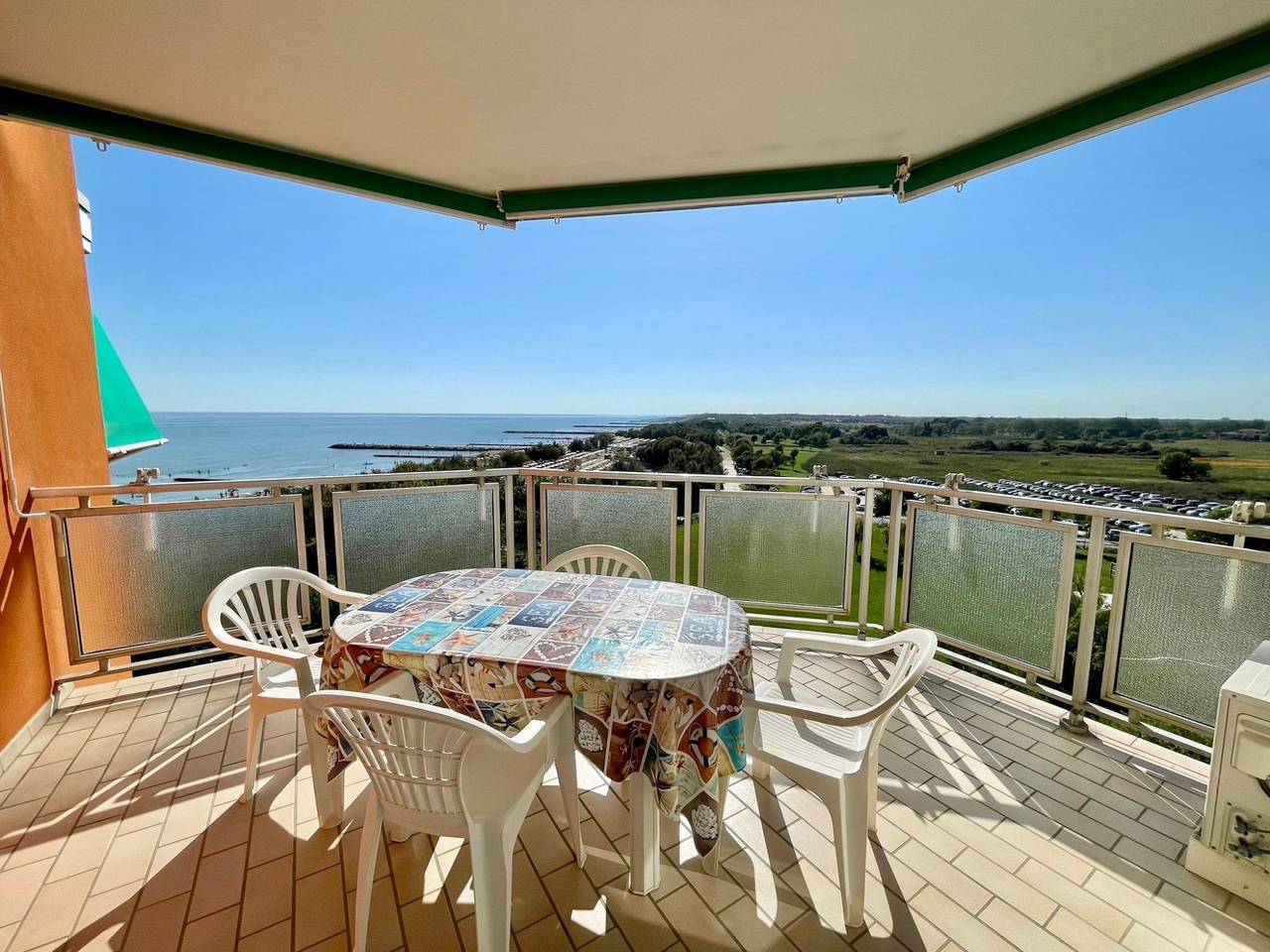 Appartement entier, Vue imprenable sur la mer depuis notre balcon in Porto Santa Margherita, Caorle