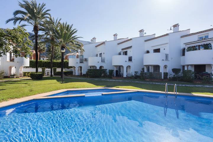 Ganze Wohnung, Ferienhaus 'Denia Encantadora' mit Gemeinschaftspool, WLAN und Klimaanlage in Montgo, Dénia