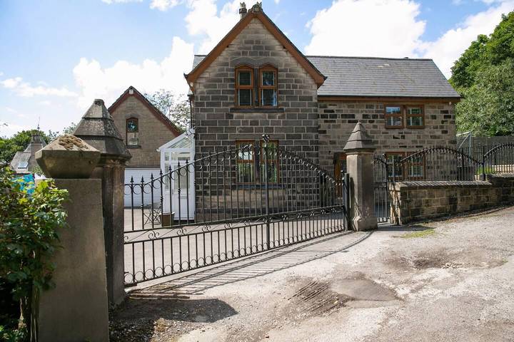 4 Bed House Sleeps 9 - Parking, Garden, Bbq, Wifi in Leeds, Yorkshire del Oeste