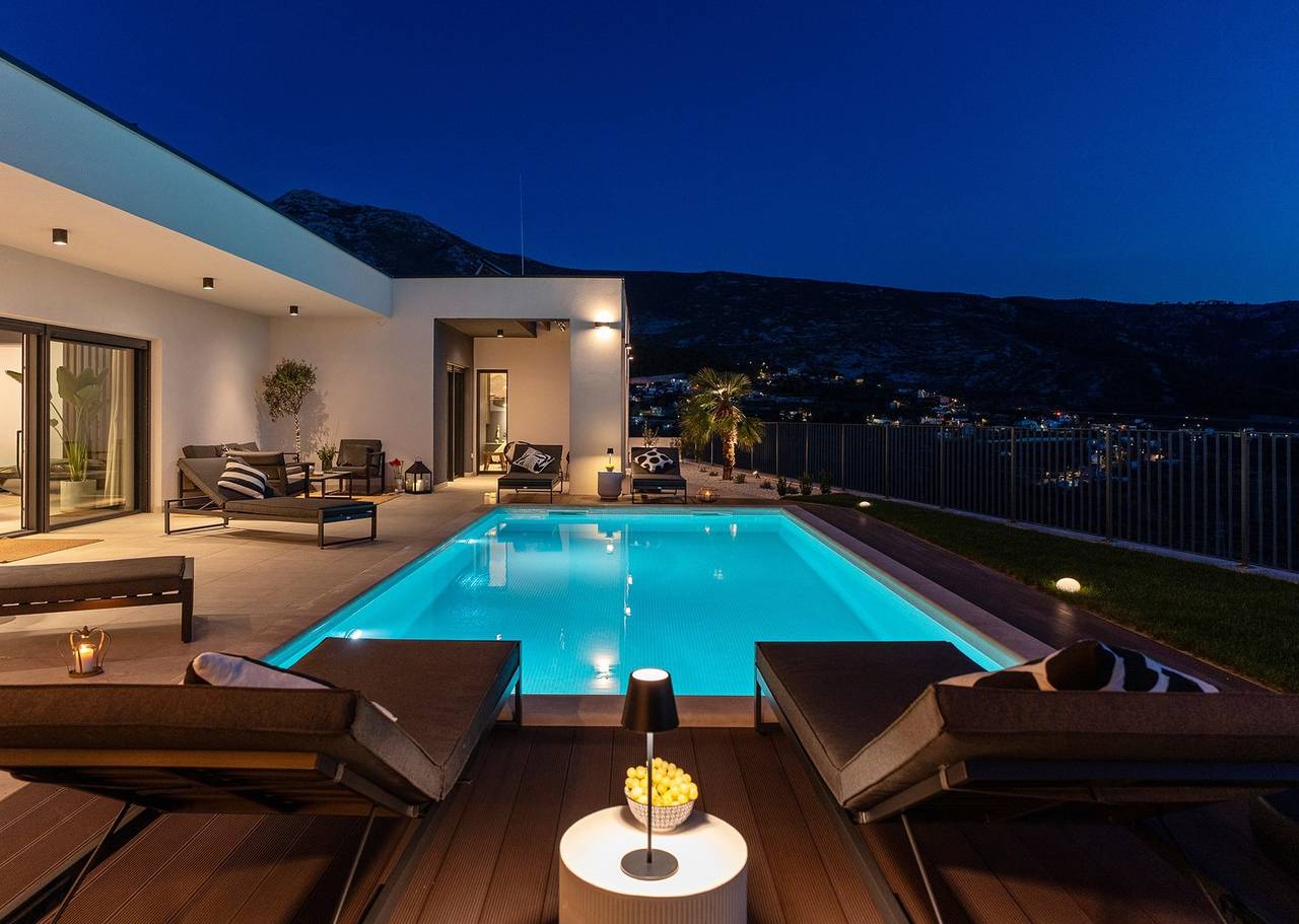 New! Villa Bella Ciao: A Stylish 3-Bedroom Retreat with Spectacular Split and Sea Views in Klis, Split-Dalmatia