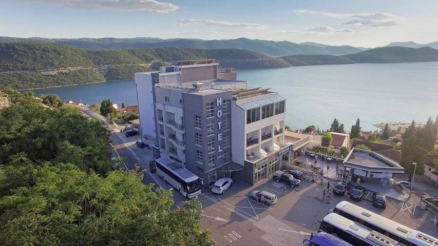 Hôtel pour 3 personnes, avec vue ainsi que terrasse et piscine