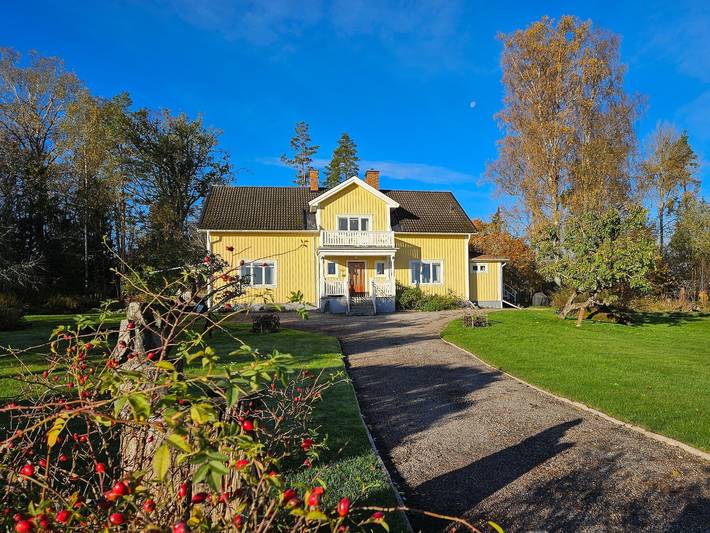 Lantgård för 9 Personer, med Balkong samt Bubbelpool och Terass och Trädgård i Västmanland