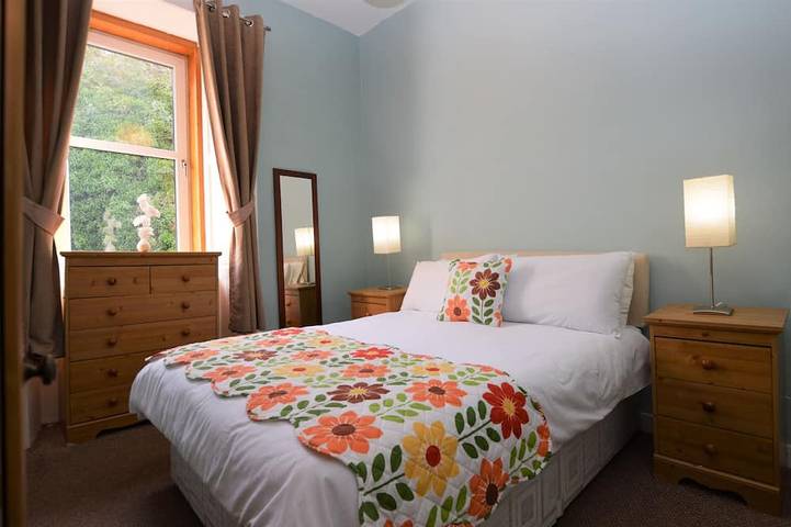 Ganze Wohnung, Keek Oot at 73, upper apartment on Main St, value for money. Pet friendly. in Gourock, Inverclyde