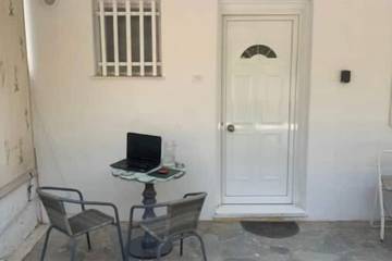 Gîte pour 2 personnes, avec jardin dans Anavissos