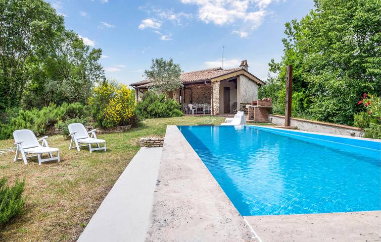 Accogliente appartamento con piscina, terrazza e Wi-Fi vicino al centro di Mompeo in Casaprota, Terminillo