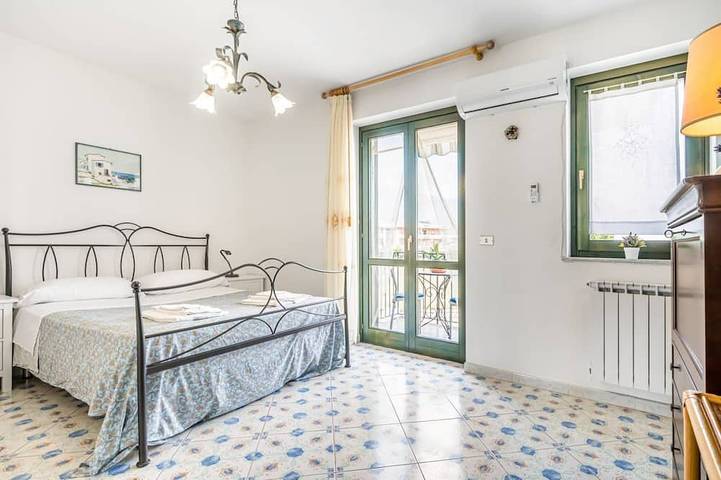 Ganze Wohnung, GuestHost - Cozy 55 sqm apartment in Mascali, ideal for 4 people. Equipped with air conditioning, and 2 balconies, the apartment offers comfort and convenience. Located just 1 minute walk from the beach, with a road next to the building providing direct in Fondachello, Mascali