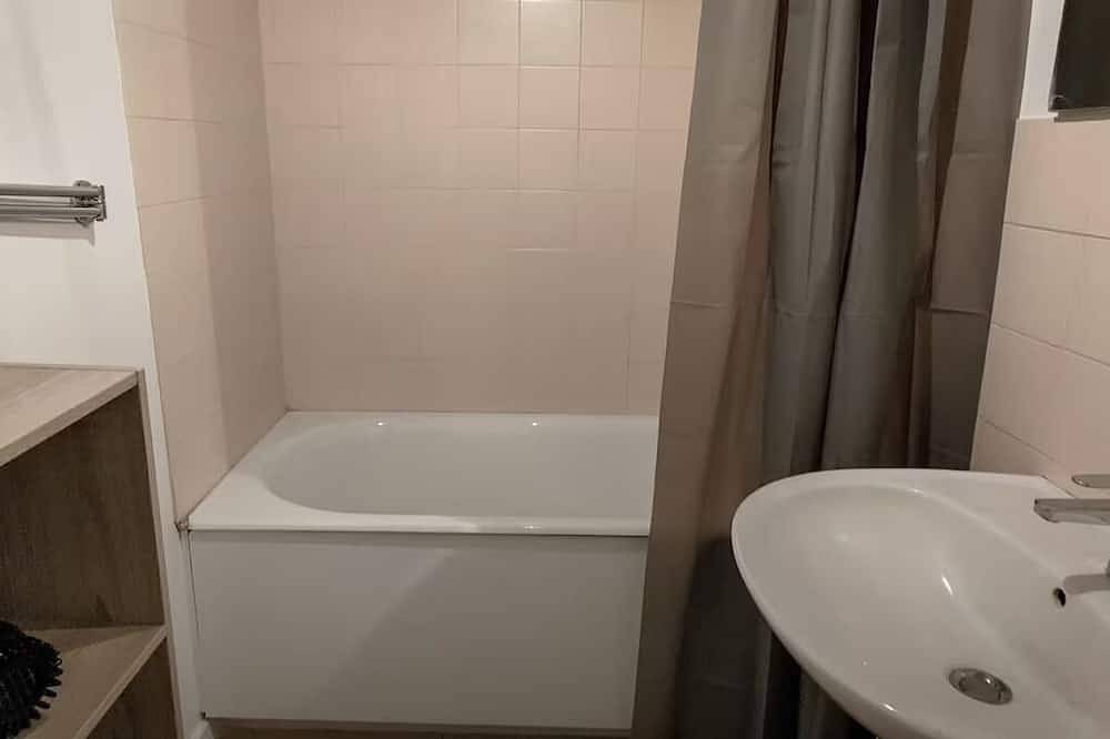 Entire apartment, Duplex in charming neighborhood overlooking chateau, close to downtown and all amenities in Clisson, Nantes region