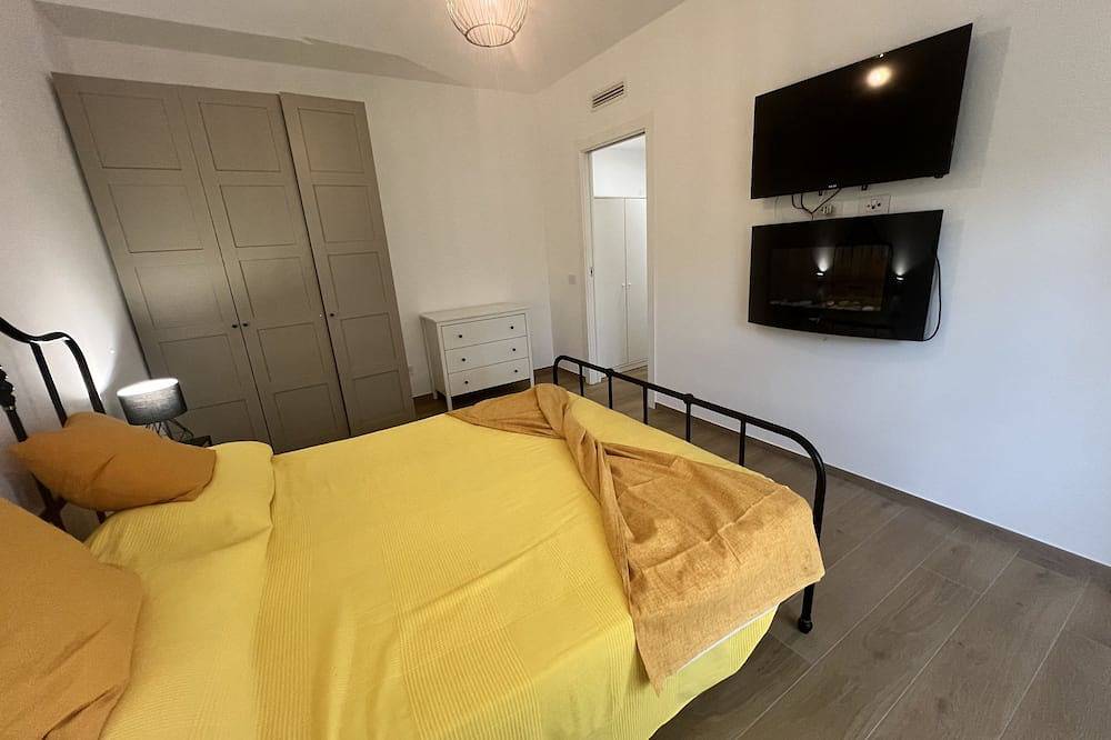 Entire apartment, The Platani Home Free Parking in Nettuno, Rome Province