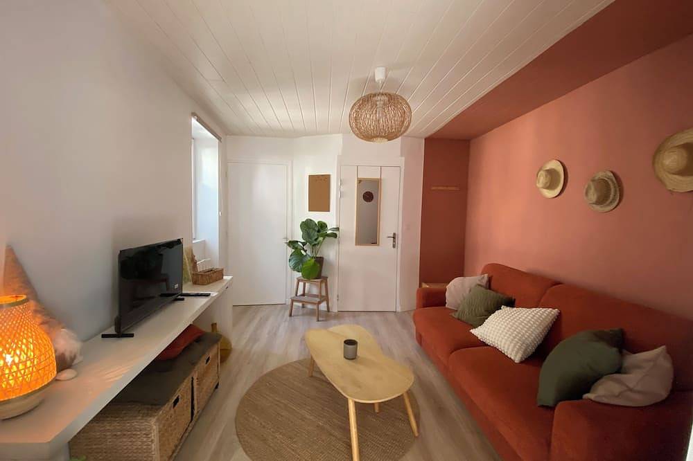 Entire apartment, Cosy new studio with private courtyard in Bourg-Saint-Andéol, Privas