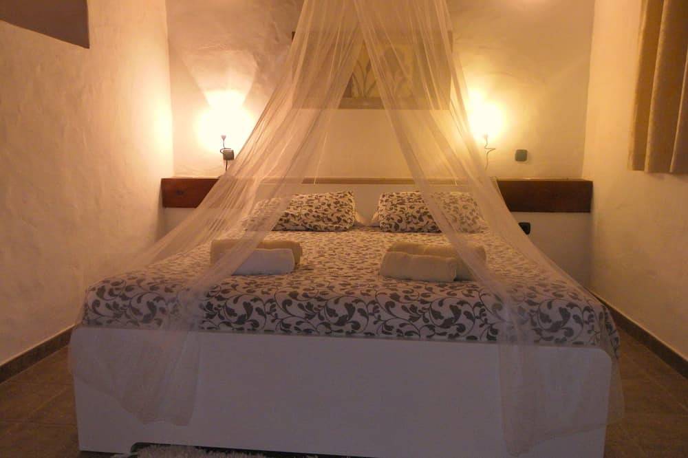 Charming large 4 bedroom villa with a private heated pool, Fibre Wifi plus more. in Lajares, La Oliva