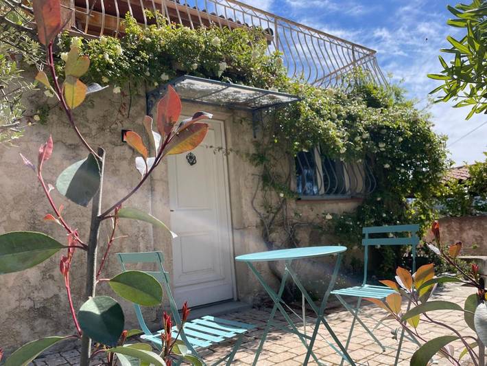 Gîte pour 2 personnes, avec terrasse ainsi que piscine et vue à Bouc-Bel-Air - 2