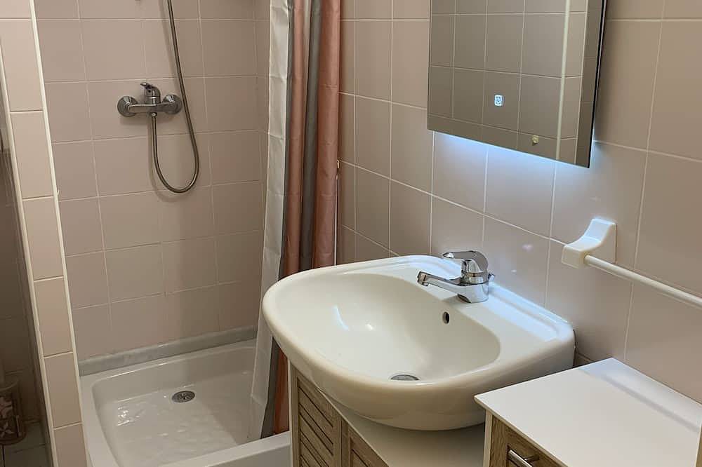 Entire apartment, Garden level, sea view, 1-minute walk from a peaceful cove in Sant Ambroggio, Lumio