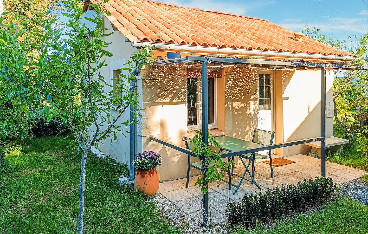 Appartement confortable dans le jardin avec WiFi et parking in Saint-André-d'Allas, Périgord Noir