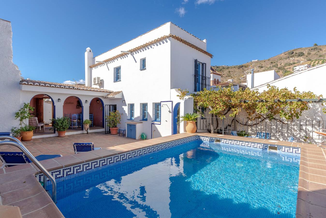"Ländliches Dorf mit fantastischer Aussicht Cottage" mit Bergblick, Pool, Klimaanlage und Wlan in Moclinejo, Costa del Sol