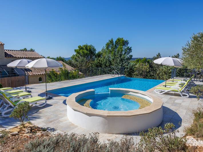 Gîte pour 8 personnes, avec terrasse ainsi que vue et jardin à Saint-Hilaire-d'Ozilhan