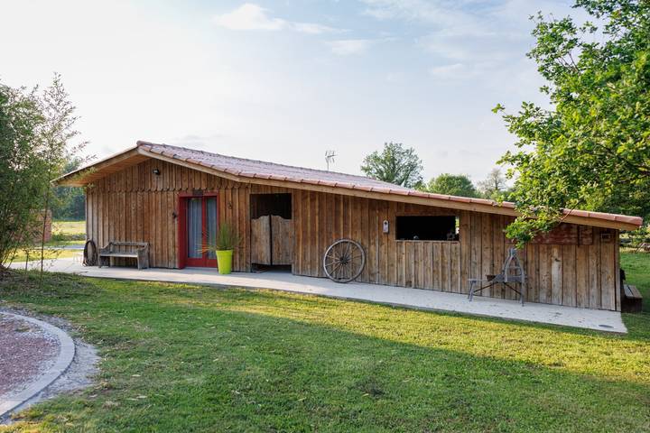 Gîte pour 8 personnes, avec piscine ainsi que terrasse et jardin à Toulouzette