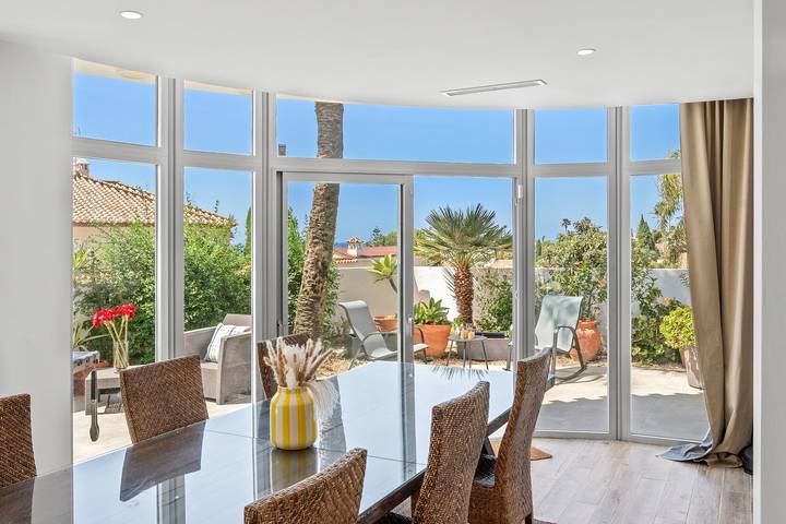 Detached Three-Bedroom House with Private Jacuzzi, 15 Minutes from Marbella in Urbanizacion Calahonda, Mijas