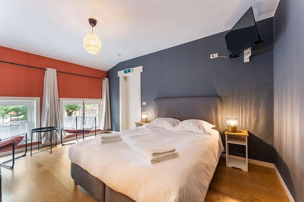 Romantic room in 18th century old house in Bruges, Flandre-Occidentale