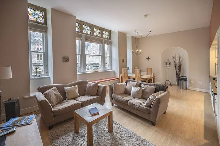 Ganze Wohnung, Fabulous apartment in historic ambiente with communal pool direct by Loch Ness in Fort Augustus, Highlands