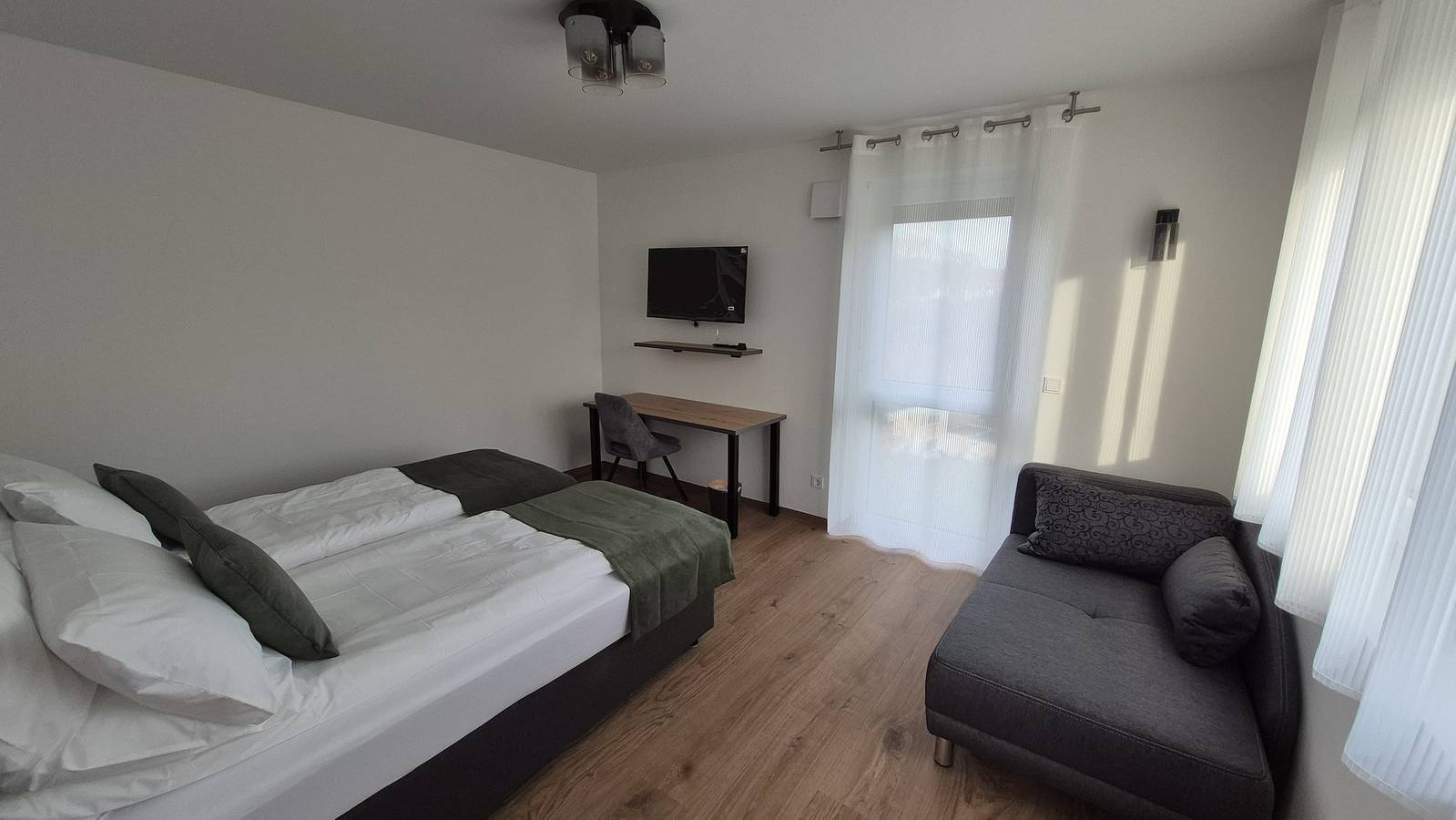 Ganze Ferienwohnung, Doppel-/Zweibettzimmer mit Küche und großem Wintergarten in Sondelfingen, Reutlingen