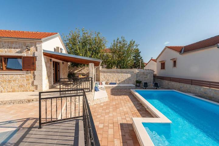 Ferienhaus für 4 Personen, mit Terrasse und Kinderpool